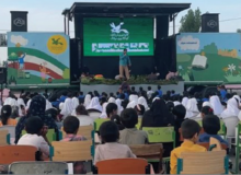 تماشاخانه سیار کانون پرورش فکری مهمان کودکان قشم شدند